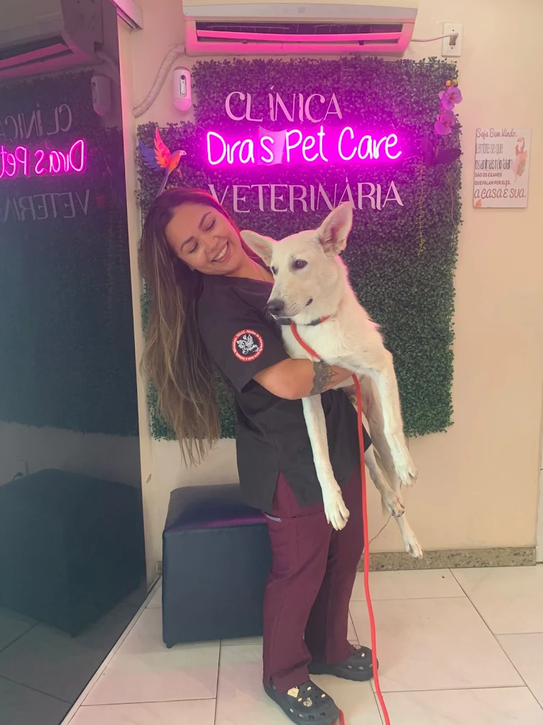 Veterinária da clínica com um cachorro no colo